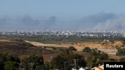 Дым поднимается над сектором Газа, 30 октября 2023 года