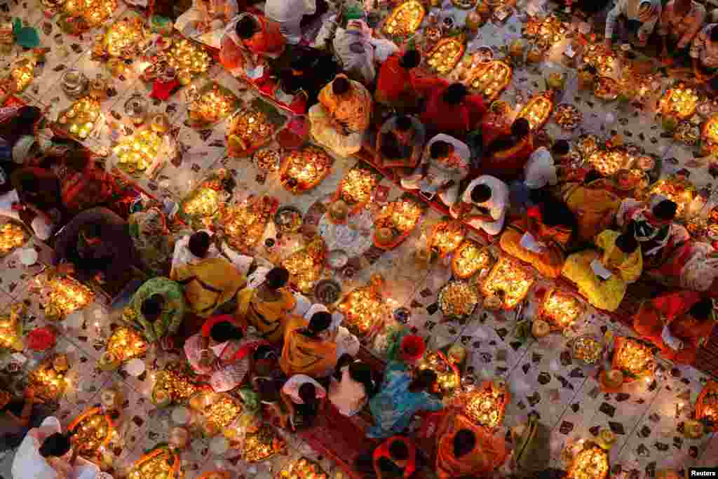 Хиндусите седат заедно на подот од храмот додека му се молат на Локенат Брахмачари, хинду светец, додека го набљудуваат Ракер Упобаш, во Дака, Бангладеш.