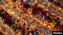 Hindu devotees sit together on the floor of a temple while praying to Lokenath Brahmachari, a Hindu saint, as they observe Rakher Upabash, in Dhaka, Bangladesh. REUTERS/Mohammad Ponir Hossain&nbsp;&nbsp;