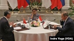 Menteri Luar Negeri Indonesia, Retno Marsudi melakukan pertemuan trilateral dengan Perwakilan China, Wang Yi dan Menteri Luar Negeri Rusia, Sergey Lavrov pada Jumat (12/7) di Jakarta. (VOA/Indra Yoga)