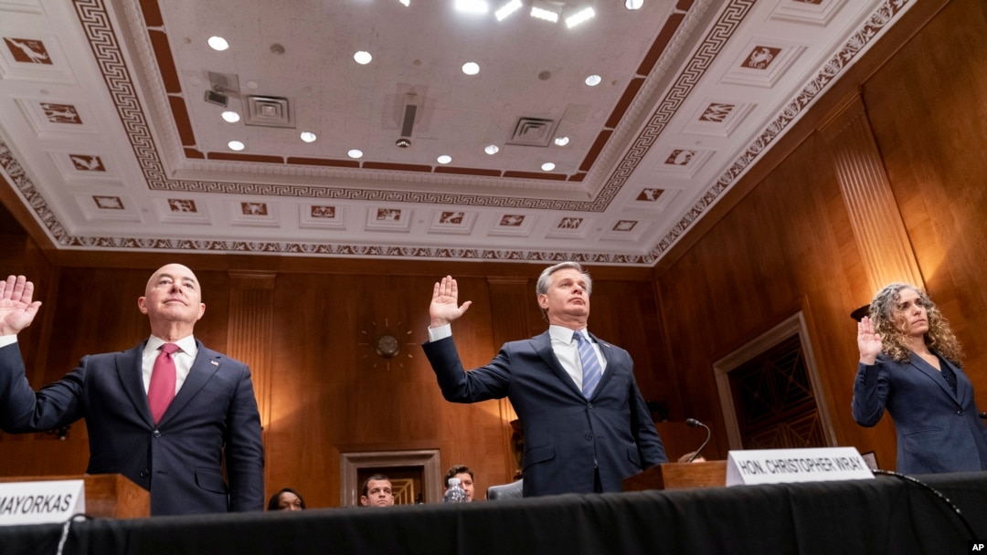 Bộ trưởng An ninh Nội địa Alejandro Mayorkas, trái, Giám đốc FBI Christopher Wray, giữa, và Giám đốc Trung tâm Chống Khủng bố Quốc gia Christine Abizaid tuyên thệ trước khi điều trần tại Thượng viện Mỹ ngày 31/10/2023.
