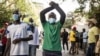 "On nous a retiré le droit de nous exprimer par les urnes et on nous empêche de manifester dans la rue", s'indigne une Dakaroise.
