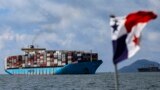 FILE - Sebuah kapal kargo menunggu giliran untuk menyeberangi Terusan Panama di Panama City, 28 Maret 2024. (MARTIN BERNETTI / AFP)