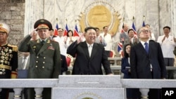 Şimali Koreyan lideri Kim Conq Un (orta), Rusiya müdafiə naziri Sergey Şoyqu (sol) və Çindən Li Honqjonq (sağ). Pxenyan, Şimali Koreya. 27 iyul, 2023.