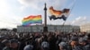 Сотрудники российских правоохранительных органов блокируют участников митинга ЛГБТ-сообщества «Петербургский прайд» в центре Санкт-Петербурга, Россия, 3 августа 2019 года. 