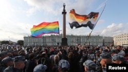 Сотрудники российских правоохранительных органов блокируют участников митинга ЛГБТ-сообщества «Петербургский прайд» в центре Санкт-Петербурга, Россия, 3 августа 2019 года. 