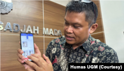 Dosen FKKMK UGM, dr. Riris Andono Ahmad, MPH Ph.D yang mengembangkan aplikasi TOMO bagi pasien TB. (Foto: Humas UGM)