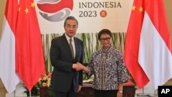 2023年7月12日中央外事办公室主任王毅出席东南亚国家联盟外长会议期间与印尼外长马苏迪(右)握手