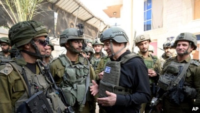 بنیامین نتنیاهو، صدراعظم اسراییل، روز دوشنبه ۲۴ دسمبر در میان شماری از فرماندهان نظامی کشورش در شمال نوار غزه