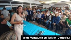 María Corina Machado, precandidata presidencial del partido Vente Venezuela (a la izquierda), habla a un equipo de voluntarios de su movimiento en el estado Miranda, el pasado 9 de junio.