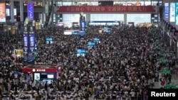 中秋节和中国国庆即将到来，上海虹桥火车站挤满候车人群。（2023年9月28日）