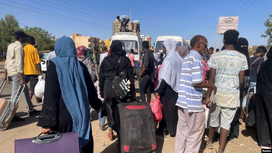 Dadka ka qaxaya dagaalka Khartoum
