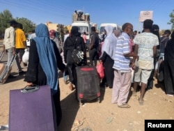 People gather at the station to flee from Khartoum during clashes between the paramilitary Rapid Support Forces and the army in Khartoum, Sudan, April 19, 2023.