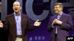 Mkurugenzi Mtendaji wa Amazon Jeff Bezos (kushoto) akiongea na Mkurugenzi Mtendaji wa Microsoft Bill Gates huko New York 31 Mei, 2001. Picha na STAN HONDA / AFP