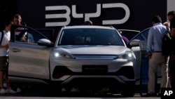 Posjetioci razgledaju BYD ATTO 3 kineske proizvodnje na sajmu automobila IAA u Minhenu, Njemačka, 8. septembra 2023. 