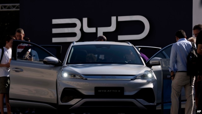 资料图片:参观者在德国慕尼黑 IAA 车展上观看中国厂商比亚迪的 ATTO 3。随着中国汽车制造商大举进军欧洲电动汽车市场,挑战历史悠久的品牌,它们正在赢得驾驶者的青睐。(2023年9月8日)