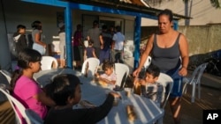 Venecuelanska migrantica Natalia Contreras brine o svojoj djeci dok se smještaju da doručkuju u skloništu u Rio Branco, Brazil, 22. juna 2024.