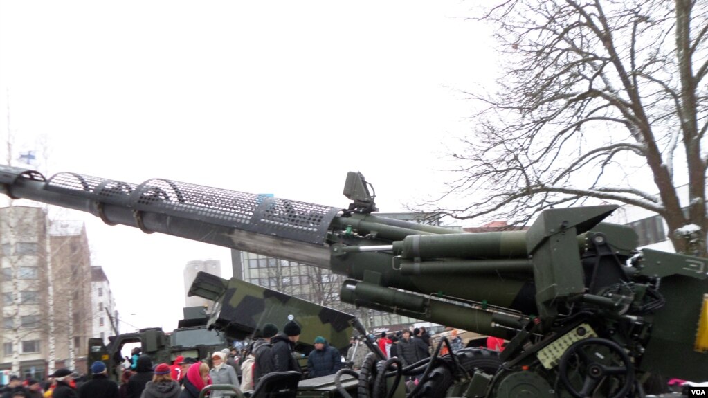 芬兰国庆阅兵展上，芬兰制造的K98型52倍口径155毫米榴弹炮 (美国之音 李北平)(photo:VOA)