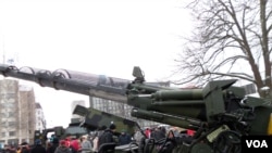 芬兰国庆阅兵展上，芬兰制造的K98型52倍口径155毫米榴弹炮 (美国之音 李北平)