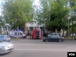 Pripadnici hitnih službi u akciji nakon što je zbog dojave o bombi evakuisana zgrada Skupštine Crne Gore, u Podgorici, 8. juna 2023. (Foto: Glas Amerike/Sanja Novaković)