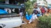 Polisi dan warga setempat mengevakuasi puluhan jenazah korban pemujaan agama ke bagian belakang truk di desa Shakahola, dekat kota pesisir Malindi, di Kenya tenggara, Minggu 23 April 2023.