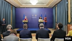 Predsednica Evropske komisije Ursula fon der Lajen i Vjosa Osmani, predsednica Kosova, na konferenciji za novinare u Prištini, 30. oktobra 2023.