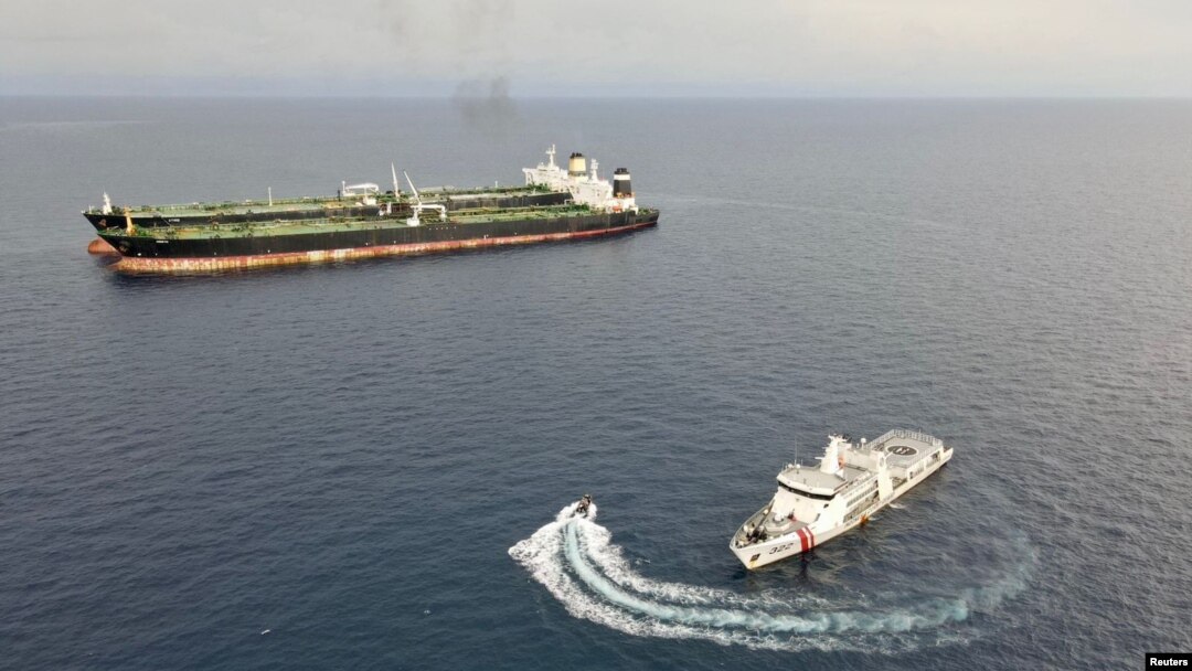 Tàu tuần tra của Indonesia chuẩn bị kiểm tra tàu chở dầu thô cỡ lớn (VLCC) treo cờ Iran, MT Arman 114 và tàu MT S Tinos treo cờ Cameroon, khi chúng bị phát hiện đang tiến hành chuyển dầu mà không có giấy phép vào ngày 7 tháng 7 năm 2023.