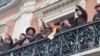 Presidente da Bolivia, Luis Arce, (com o braço no ar) y o vice-presidente, David Choquehuanca, na varanda da Casa Grande do Povo, 26 junho 2024