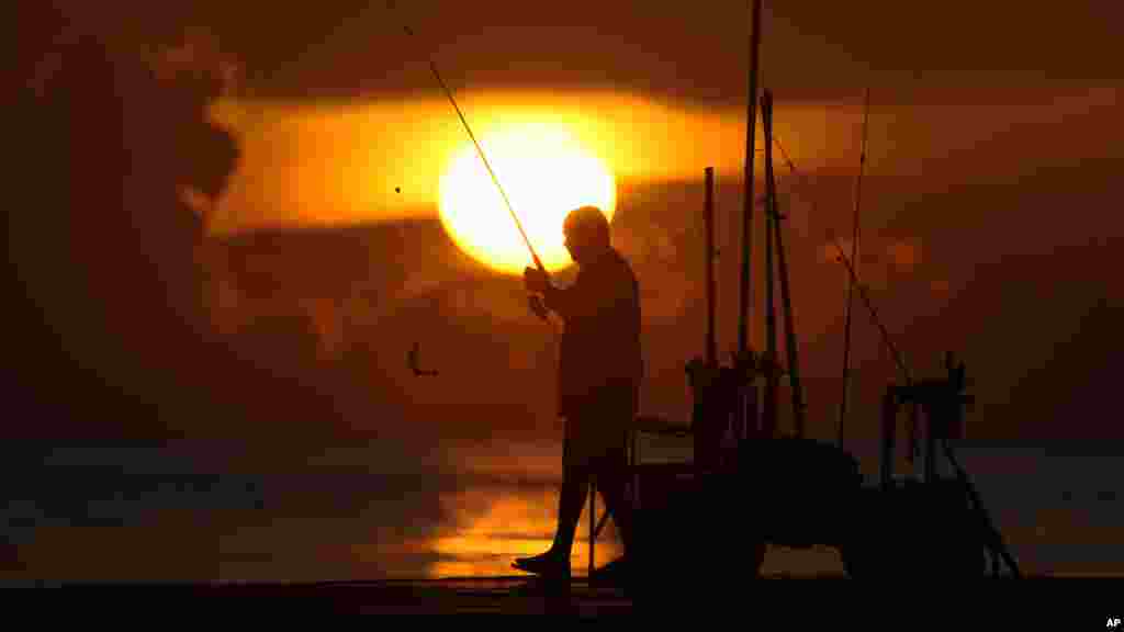 Рибарење&nbsp;на изгрејсонце над Атлантскиот Океан во Бал Харбор, Флорида.