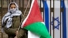 Demonstrantkinja sa palestinskom zastavom ispred ambasade Izraela u Vašingtonu, decembar 2023. (Foto: Reuters/Kevin Lamarque)