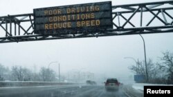 ABD'nin doğu ve batı bölgelerinin bir bölümünde kar yağışı etkisini gösterdi