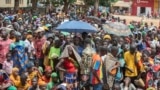Deslocados da província de Cabo Delgado reúnem-se para receber ajuda humanitária do Programa Alimentar Mundial (PAM) na Escola Tribuna 21 de abril, na vila de Namapa, distrito de Erati, em Nampula, Moçambique, a 27 de fevereiro de 2024
