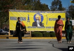 Spanduk bergambar foto mendiang presiden kuil Hardeep Singh Nijjar, dipasang di luar Guru Nanak Sikh Gurdwara Sahib di Surrey, British Columbia, Senin, 18 September 2023.(Darryl Dyck/The Canadian Press via AP)