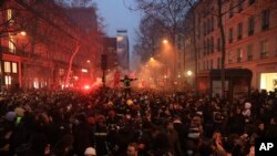 Los manifestantes marchan durante un mitin en París, el jueves 23 de marzo de 2023. Los sindicatos franceses realizan sus primeras manifestaciones masivas el jueves desde que el presidente Emmanuel Macron encendió la ira pública al forzar una edad de jubilación más alta en el parlamento sin votación. (Foto AP/Aurelien Morissard)