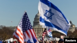 Bendera Israel dan Amerika berkibar di dekat US Capitol selama unjuk rasa mendukung Israel dan protes terhadap antisemitisme di National Mall di Washington, 14 November 2023. (Foto: REUTERS/Tom Brenner)