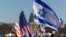 Bendera Israel dan Amerika berkibar di dekat US Capitol selama unjuk rasa mendukung Israel dan protes terhadap antisemitisme di National Mall di Washington, 14 November 2023. (Foto: REUTERS/Tom Brenner)