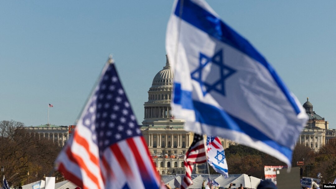 Zastave SAD i Izraela ispred američkog Kongresa u Washingtonu, novembar 2023. (REUTERS/Tom Brenner)