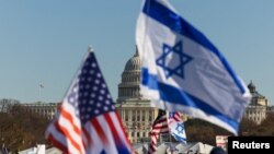 Zastave SAD i Izraela ispred američkog Kongresa u Washingtonu, novembar 2023. (REUTERS/Tom Brenner)