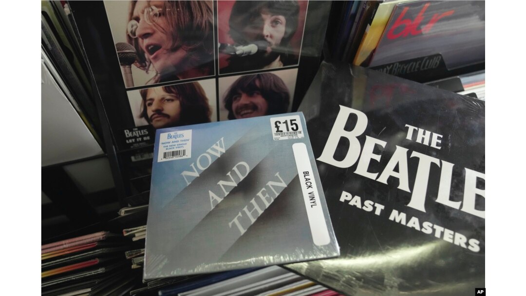 Single Beatles berjudul "Now and Then" tampak dijual di sebuah toko di London, 3 November 2023. (Foto: Kin Cheung/AP Photo)
