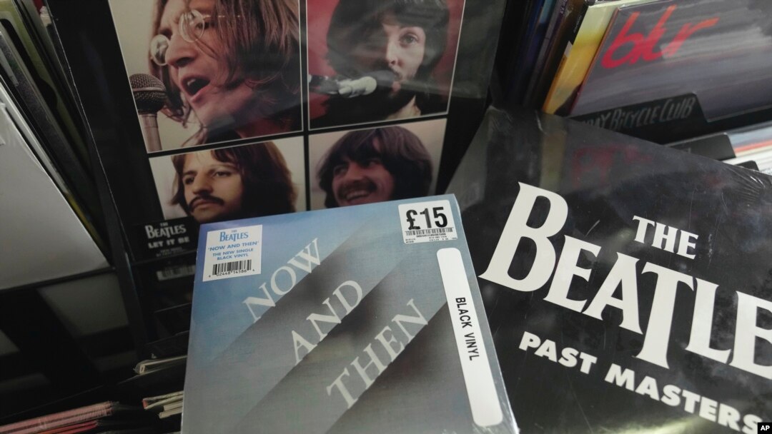 Пластинка с новой песней Beatles, Now and Then, на прилавке музыкального магазина в Лондоне, 3 ноября 2023. Фото: АР.