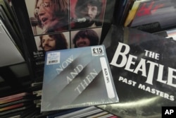 Single Beatles berjudul "Now and Then" tampak dijual di sebuah toko di London, 3 November 2023. (Foto: Kin Cheung/AP Photo)