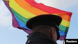 Seorang petugas penegak hukum berjaga selama unjuk rasa komunitas LGBT "X St.Petersburg Pride" di pusat Saint Petersburg, Rusia, 3 Agustus 2019. (Foto: REUTERS/Anton Vaganov)