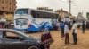 Sejumlah warga tampak bersiap menaiki bus yang akan berangkat meninggalkan Khartoum, Sudan, pada 24 April 2023, menyusul bentrokan yang tengah terjadi di kota tersebut. (Foto: AFP)