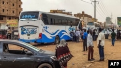 Sejumlah warga tampak bersiap menaiki bus yang akan berangkat meninggalkan Khartoum, Sudan, pada 24 April 2023, menyusul bentrokan yang tengah terjadi di kota tersebut. (Foto: AFP)