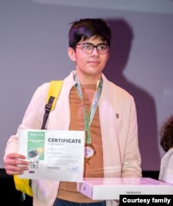 ہیوسٹن میں منعقدہ پانچویں گلوبل کوپرنیکس اولمپیاڈ فائنل مقابلے میں اول آنے والے پاکستانی طالبعلم سودیس شاہد ایوارڈ سرتیفکیٹ اور لیپ ٹاپ کے انعام کے ساتھ۔