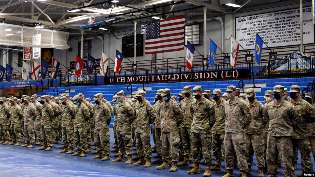 Los soldados saludan durante la ceremonia de bienvenida después de regresar a casa después de su despliegue en Afganistán, en Fort Drum en Nueva York, EEUU.