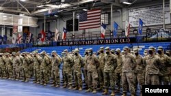 Los soldados saludan durante la ceremonia de bienvenida después de regresar a casa después de su despliegue en Afganistán, en Fort Drum en Nueva York, EEUU.