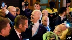 Presiden Joe Biden berfoto selfie di tengah kerumunan hadirin seusai memberikan sambutan di Restoran dan Bar Windsor di Dundalk, Irlandia, 12 April 2023. 