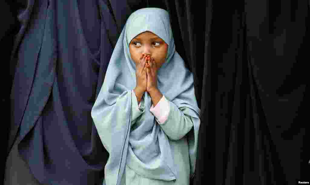 Seorang anak perempuan Muslim menghadiri salat Idul Fitri di antara jemaah perempuan di Sir Ali Muslim Club Ground, ibu kota Nairobi, Kenya. (Reuters)&nbsp;