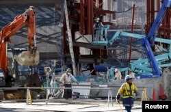 FILE - Para pekerja di lokasi konstruksi gedung komersial baru di kawasan bisnis Tokyo, Jepang 22 Januari 2016. (REUTERS/Toru Hanai)